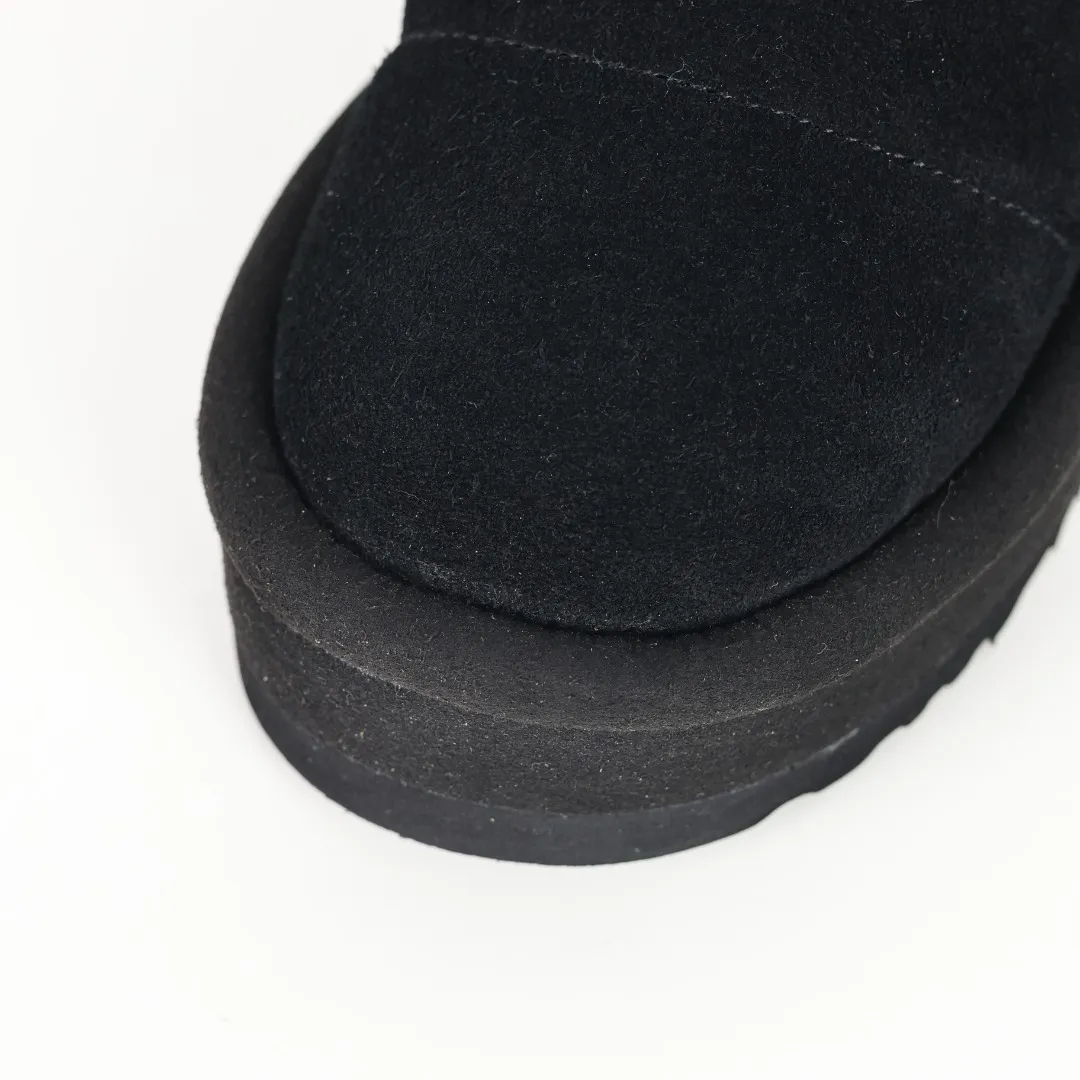 Pick up locally💰660 Core recommendation Good price Cashmere insoles are a very suitable choice for keeping warm in winter and at home. In the new year, uug launched a series of styles, which are partially geared towards the preferences of young consumers and have also moved to the forefront of fashion trends. Shoe body material Water-repellent coated suede upper 17mm UGGPURE™ implanted wool insole Lightweight non-slip comfortable rubber outsole With brand LOGO Trademark Comes with a full set of packaging Size: 35 36 37 38 39 40